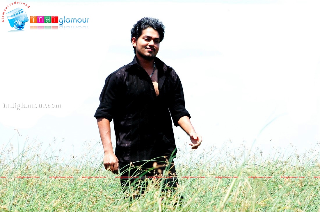 Ninaithale Inikkum Movie hd photo
